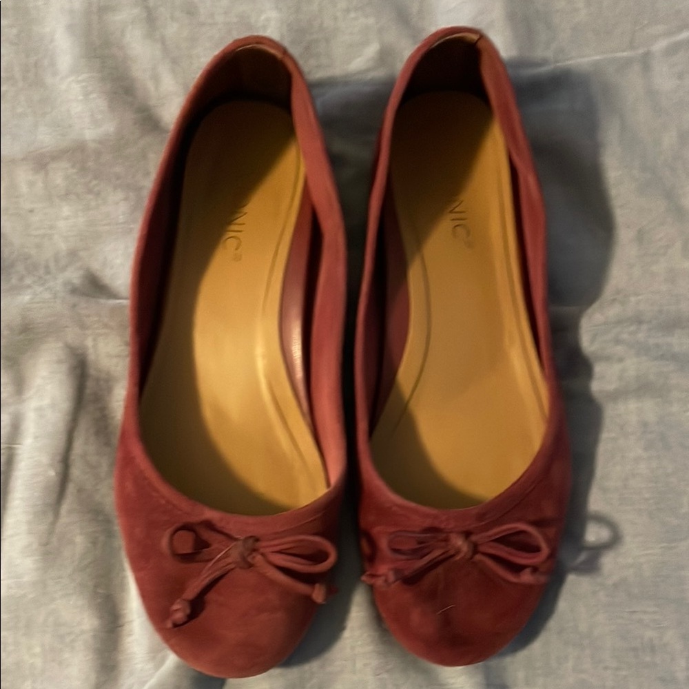 Vionic Red Flats Versatile Classic Design